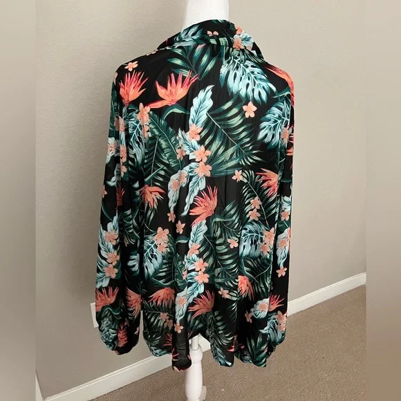 EUC Floral Wrap with Sleeves - Picture 3 of 4